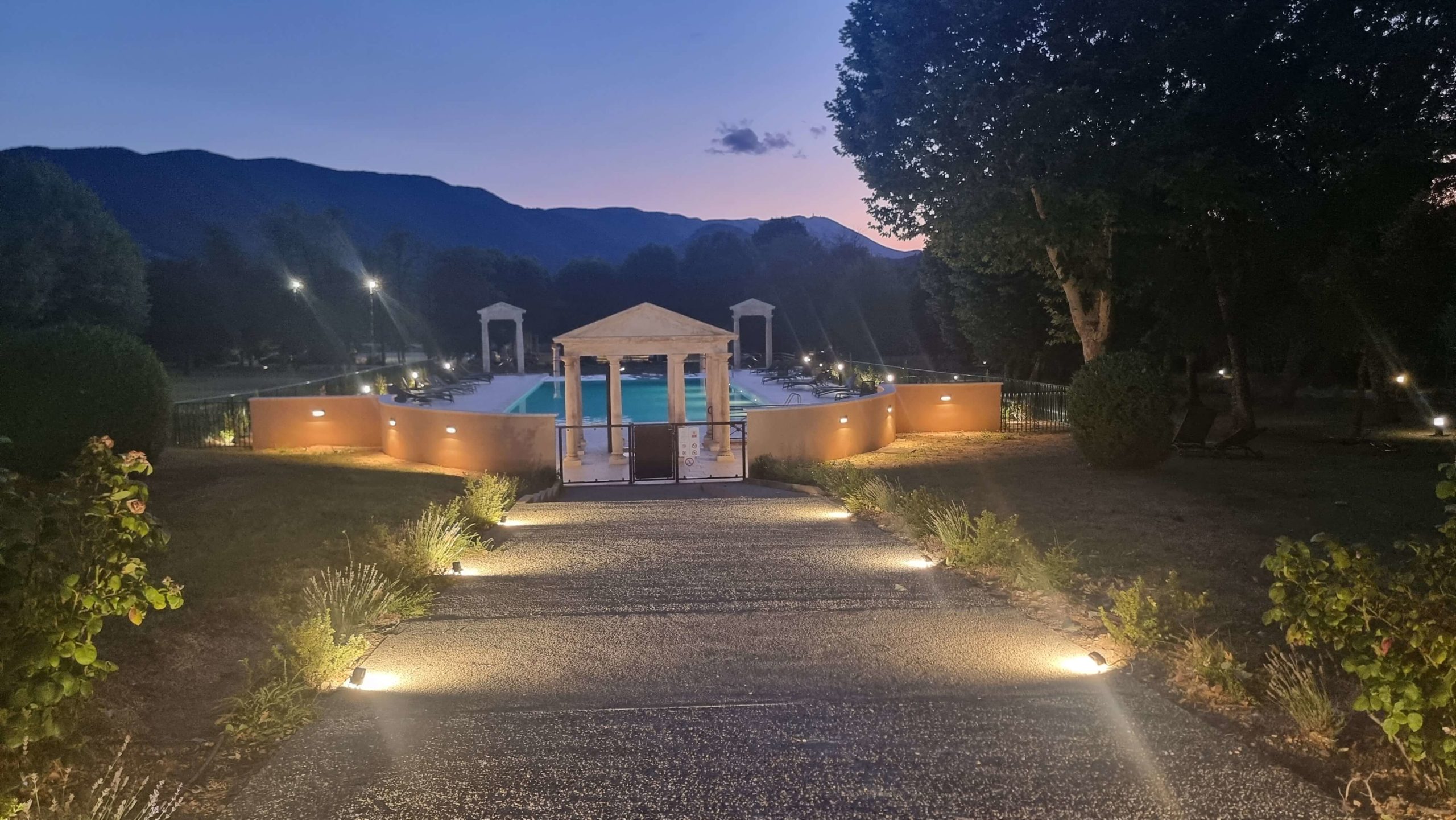 La Piscine Du Château des Gipières
