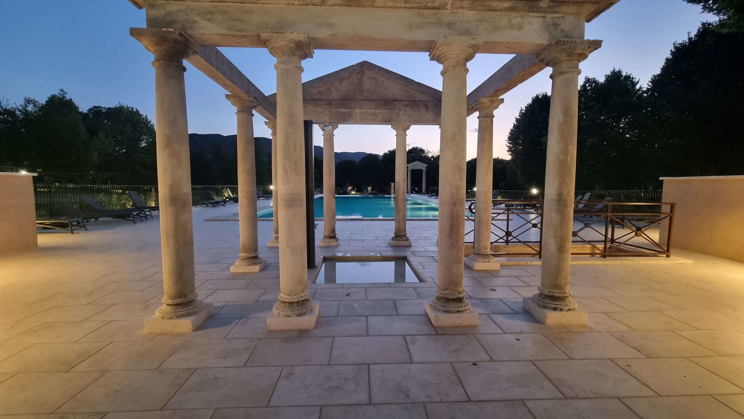 La Piscine Du Château des Gipières