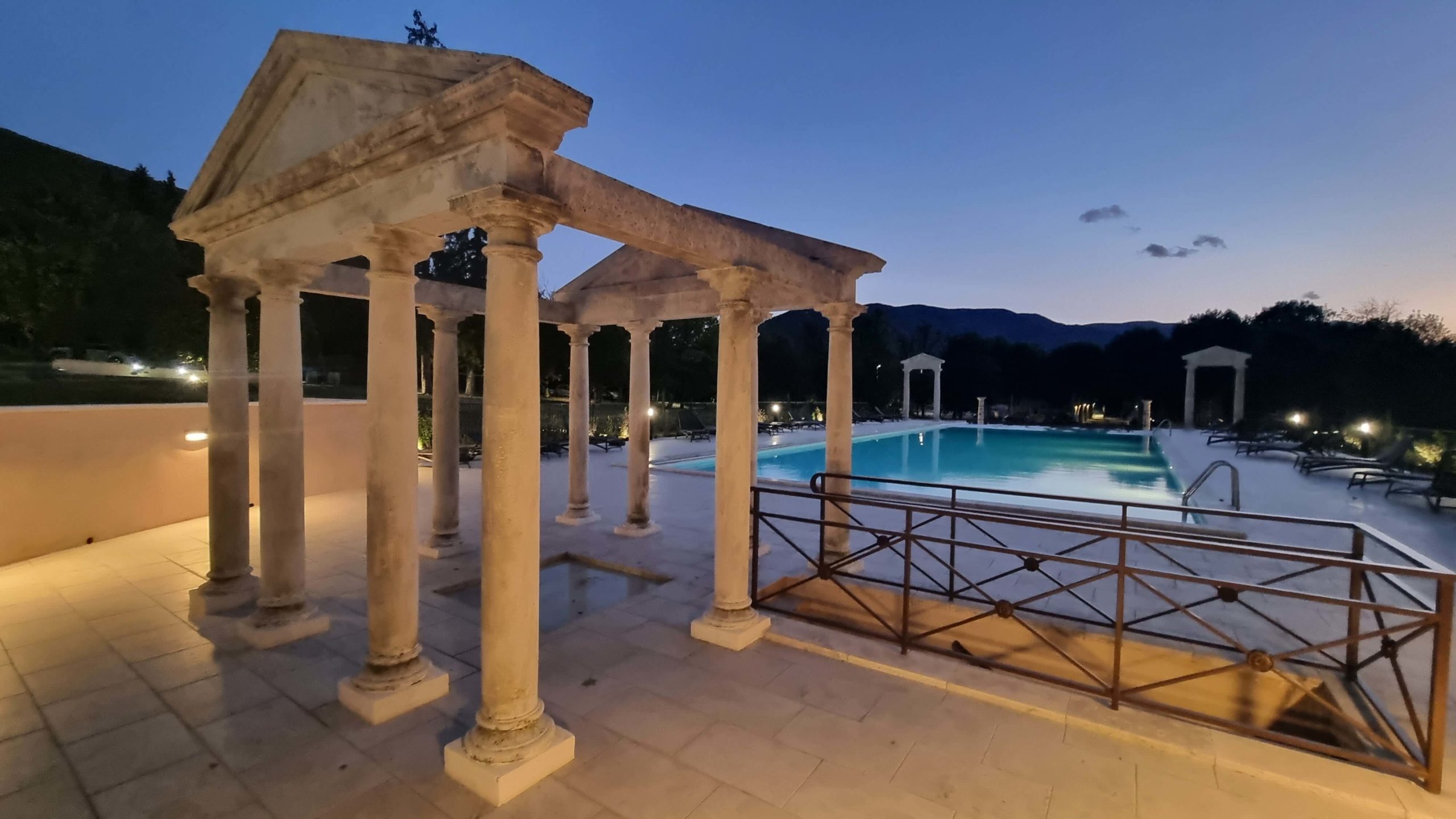 La Piscine Du Château des Gipières