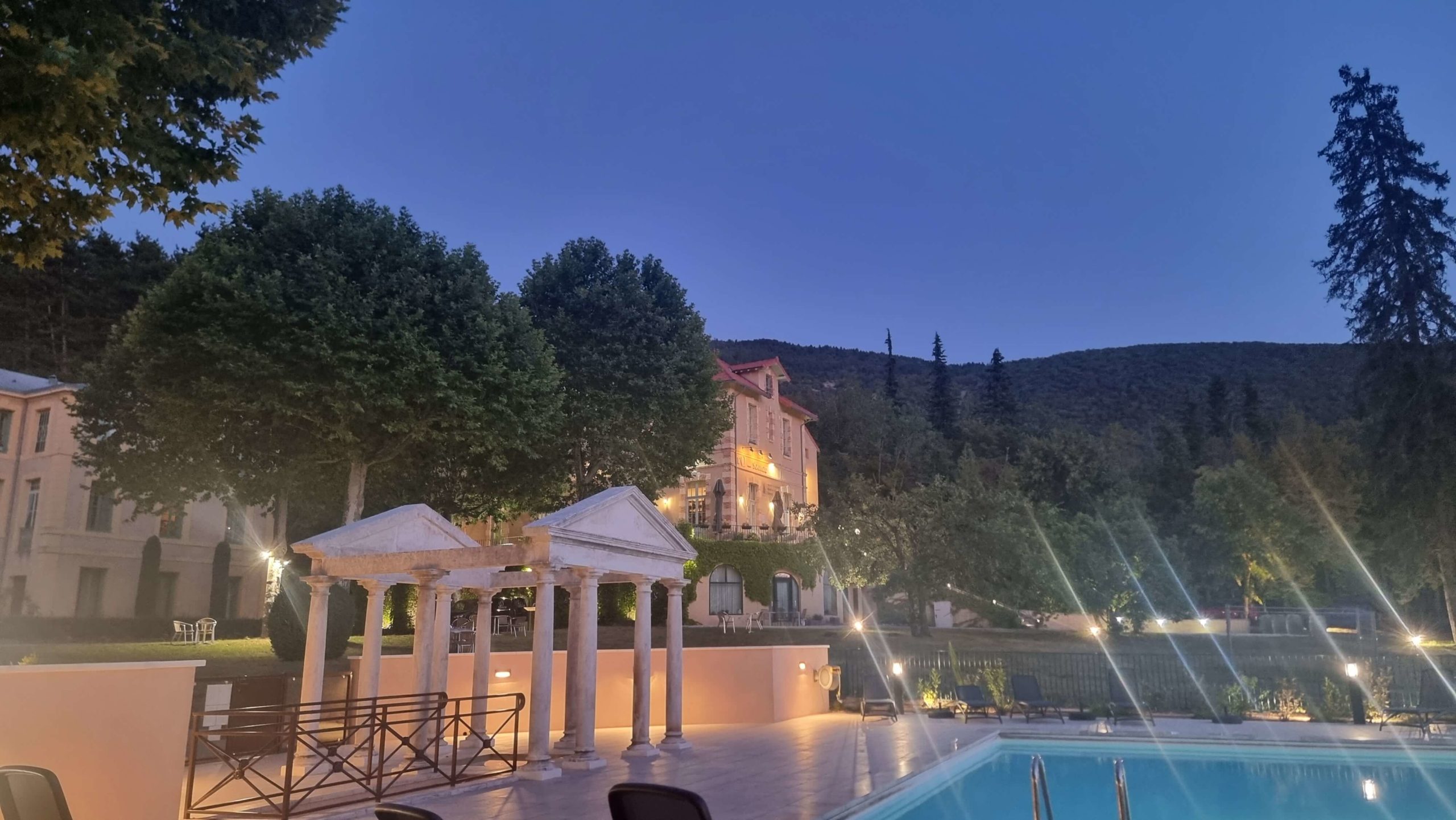 La Piscine Du Château des Gipières