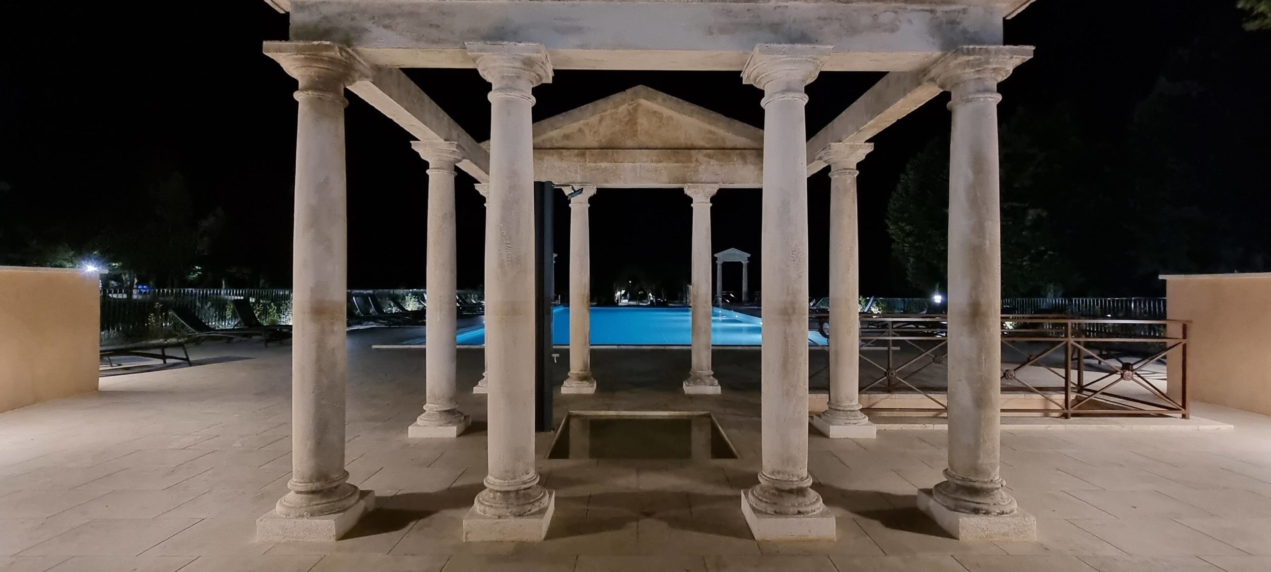 La Piscine Du Château des Gipières