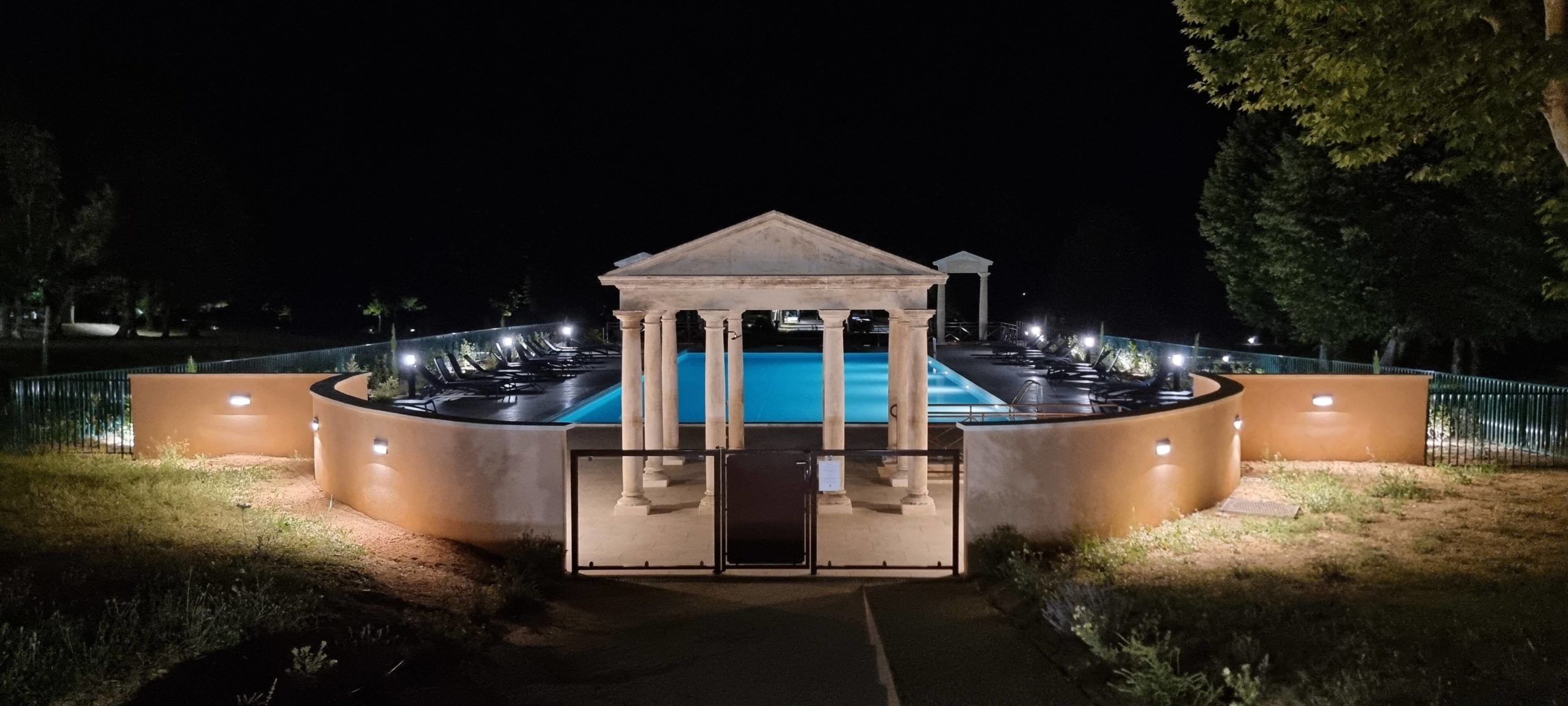 La Piscine Du Château des Gipières