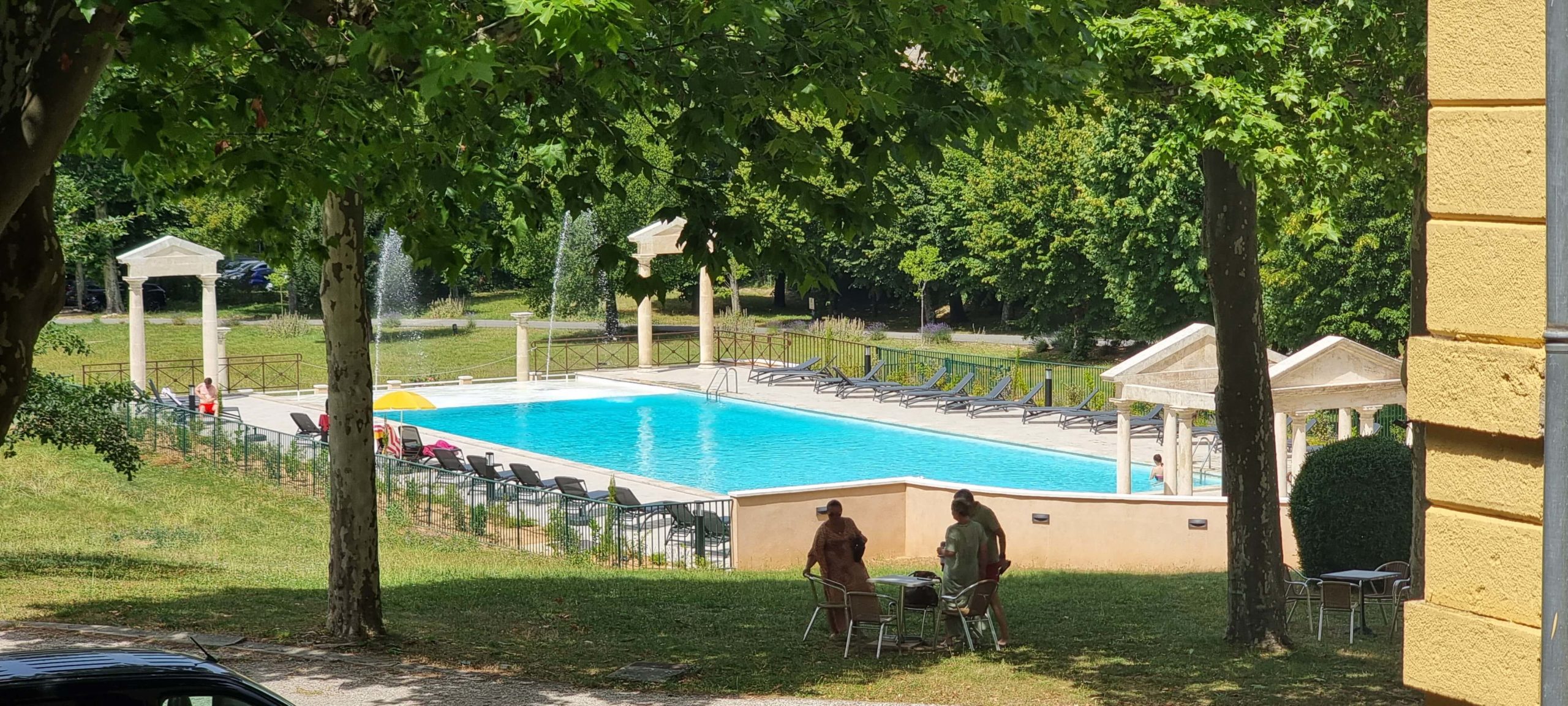 La Piscine Du Château des Gipières