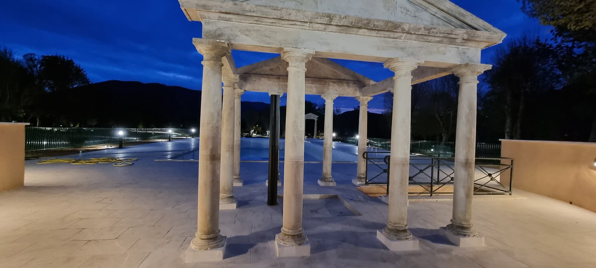 La Piscine Du Château des Gipières