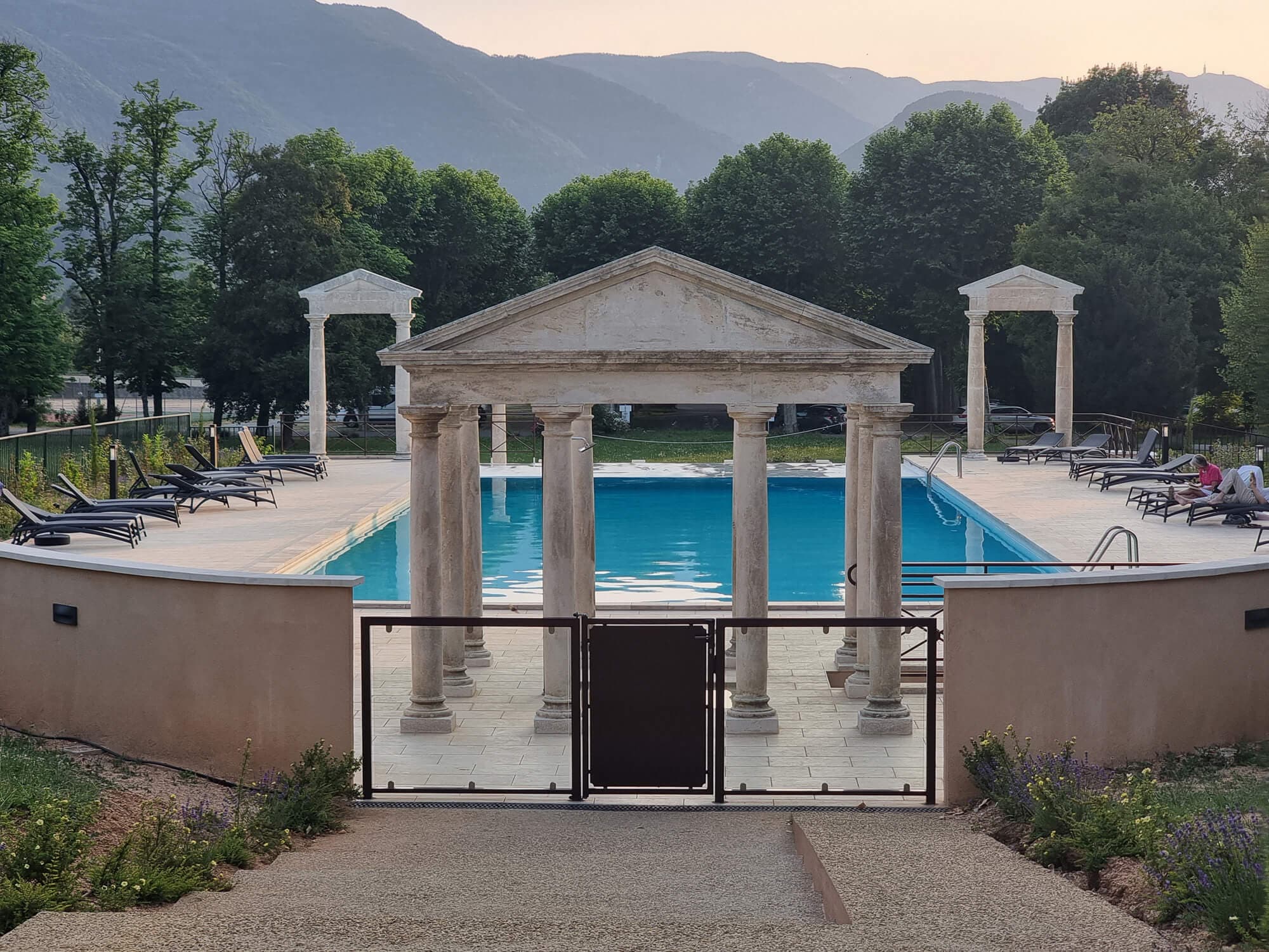La Piscine Du Château des Gipières